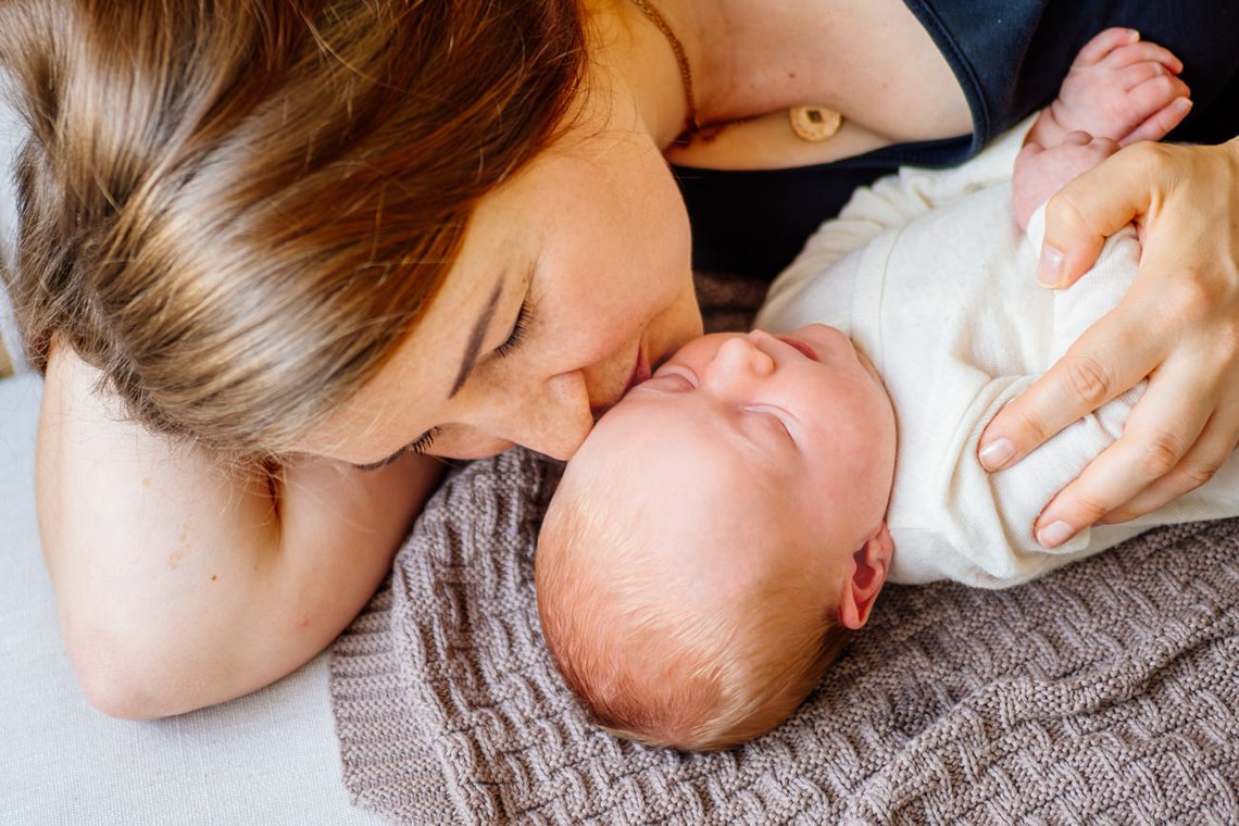 Newbornfotos Dresden Babyfotos im eigenen zu Hause-024.jpg