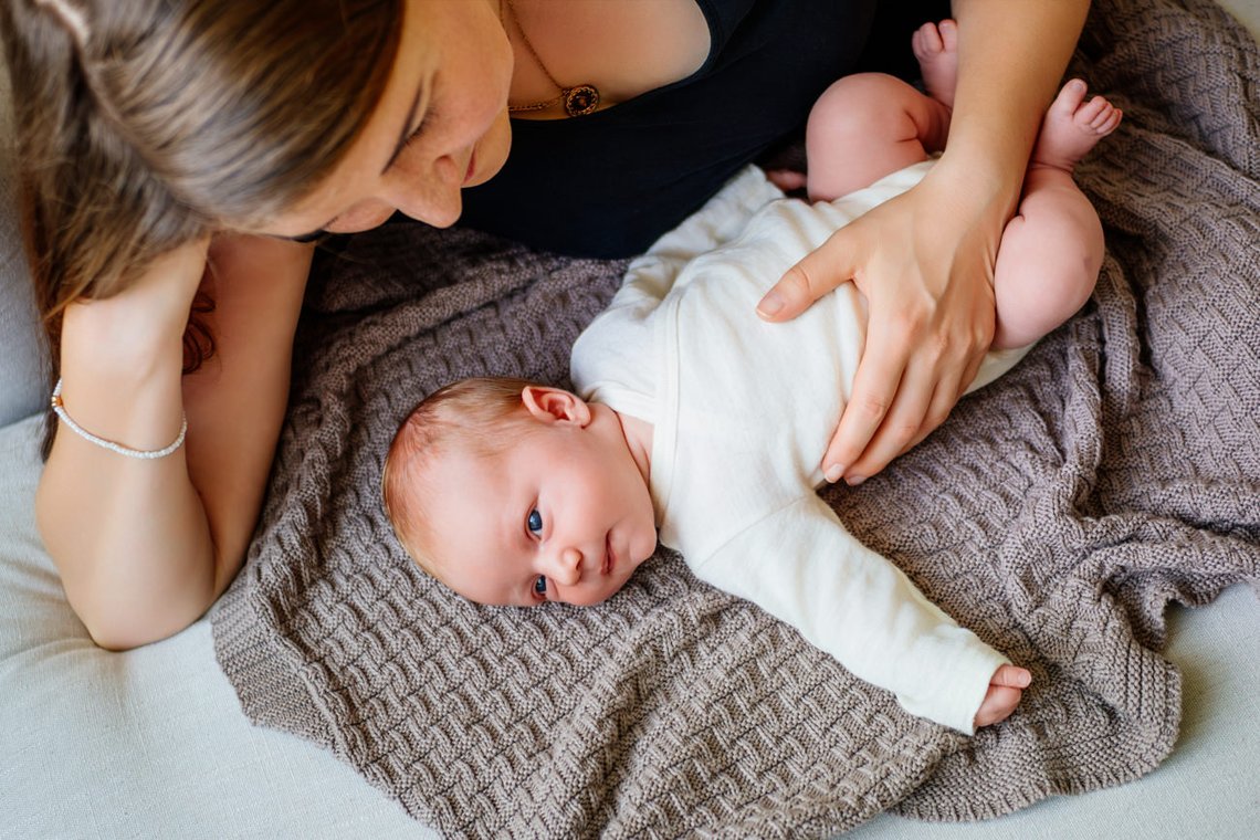 Newbornfotos Dresden Babyfotos im eigenen zu Hause-022.jpg