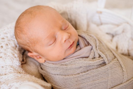 Porträt von neugeborenem Baby beim Fotoshooting