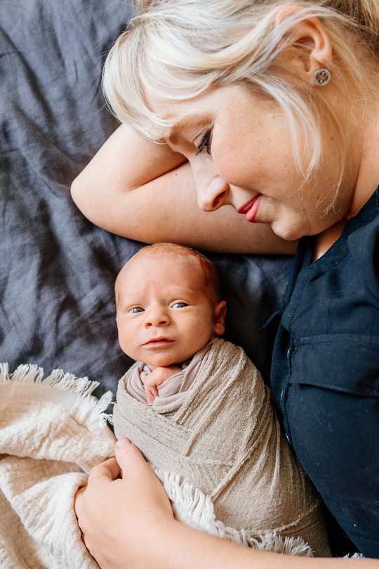 Mutter und Newborn kuscheln