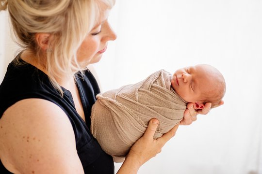Porträt von Mutter und Newborn