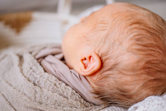 Nahaufnahme vom Ohr eines Babys