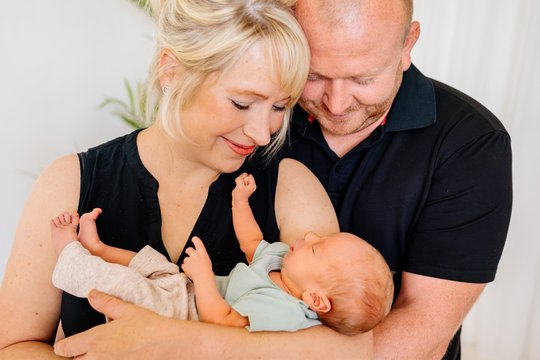 Mutter und Vater mit Baby auf dem Arm