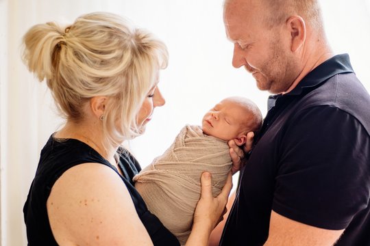 Porträt von Mutter Vater und Newborn