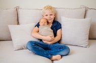 Großer Bruder und Baby auf dem Sofa