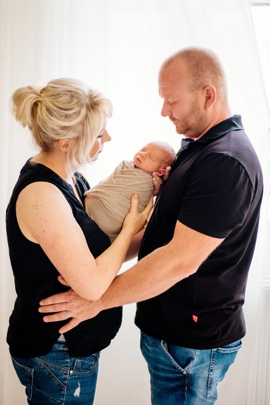 Mutter Vater bewundern ihr neugeborenes Baby