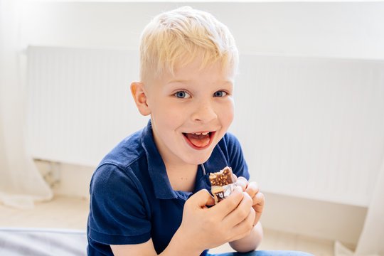 Junge nascht eine Süßigkeit