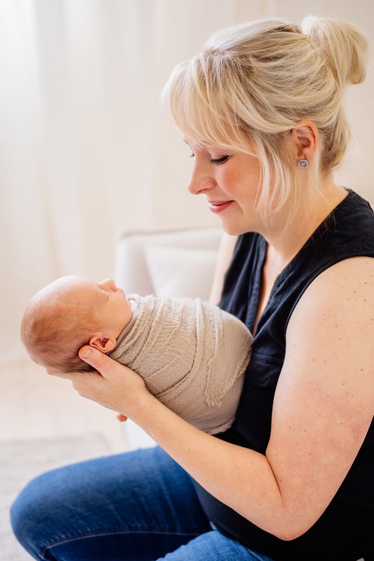 Mutter und Baby kuscheln