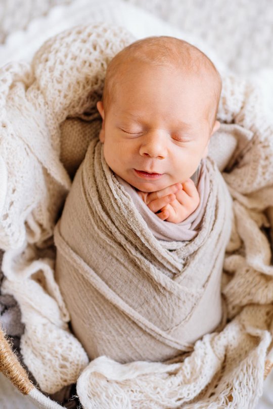 Porträt von lächelndem neugeborenem Baby beim Fotoshooting