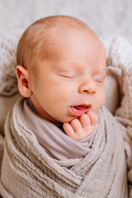 Porträt von neugeborenem Baby beim Fotoshooting