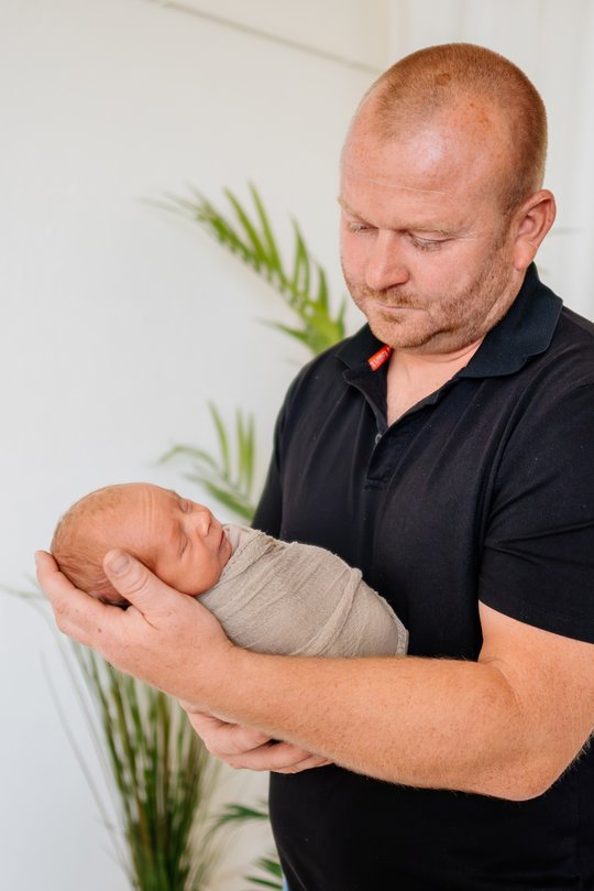 Vater und Neugeborenes Baby