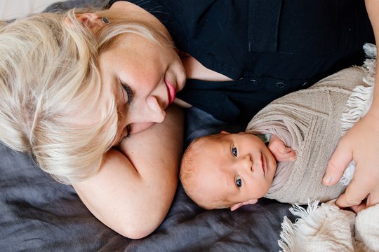 Mutter schaut ihr neugeborenes Baby an
