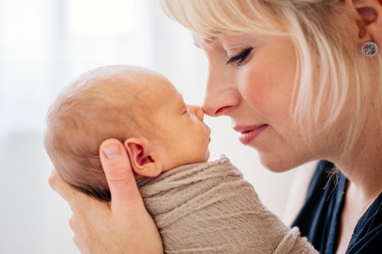 Mutter stupst Baby mit der Nase an
