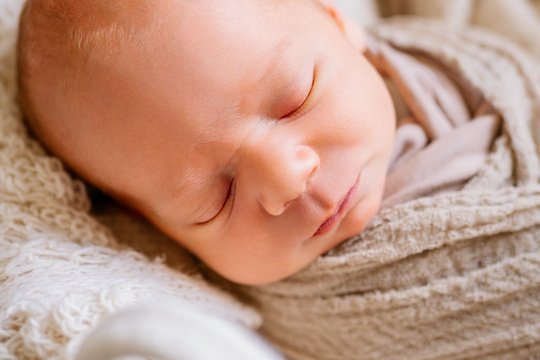 Porträt von neugeborenem Baby beim Fotoshooting