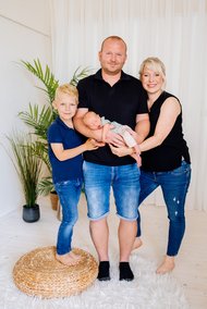 Familienporträt mit neugeborenem Baby