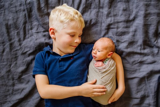 Großer Bruder und Baby