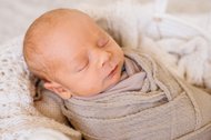 Porträt von neugeborenem Baby beim Fotoshooting