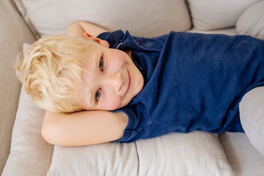 Junge lacht bei Fotoshoot