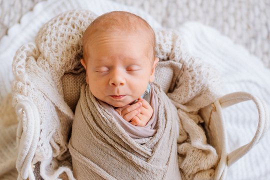 Porträt von neugeborenem Baby beim Fotoshooting