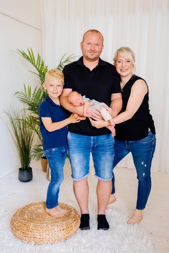 Familienporträt mit neugeborenem Baby